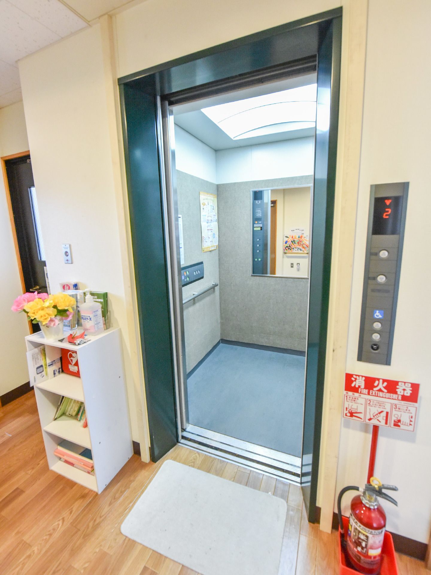 エレベーター内部には手すりが付けられており、動いている間も捕まる部分があるので快適に利用する事ができる。ライトも大きいので文字盤も見やすい。