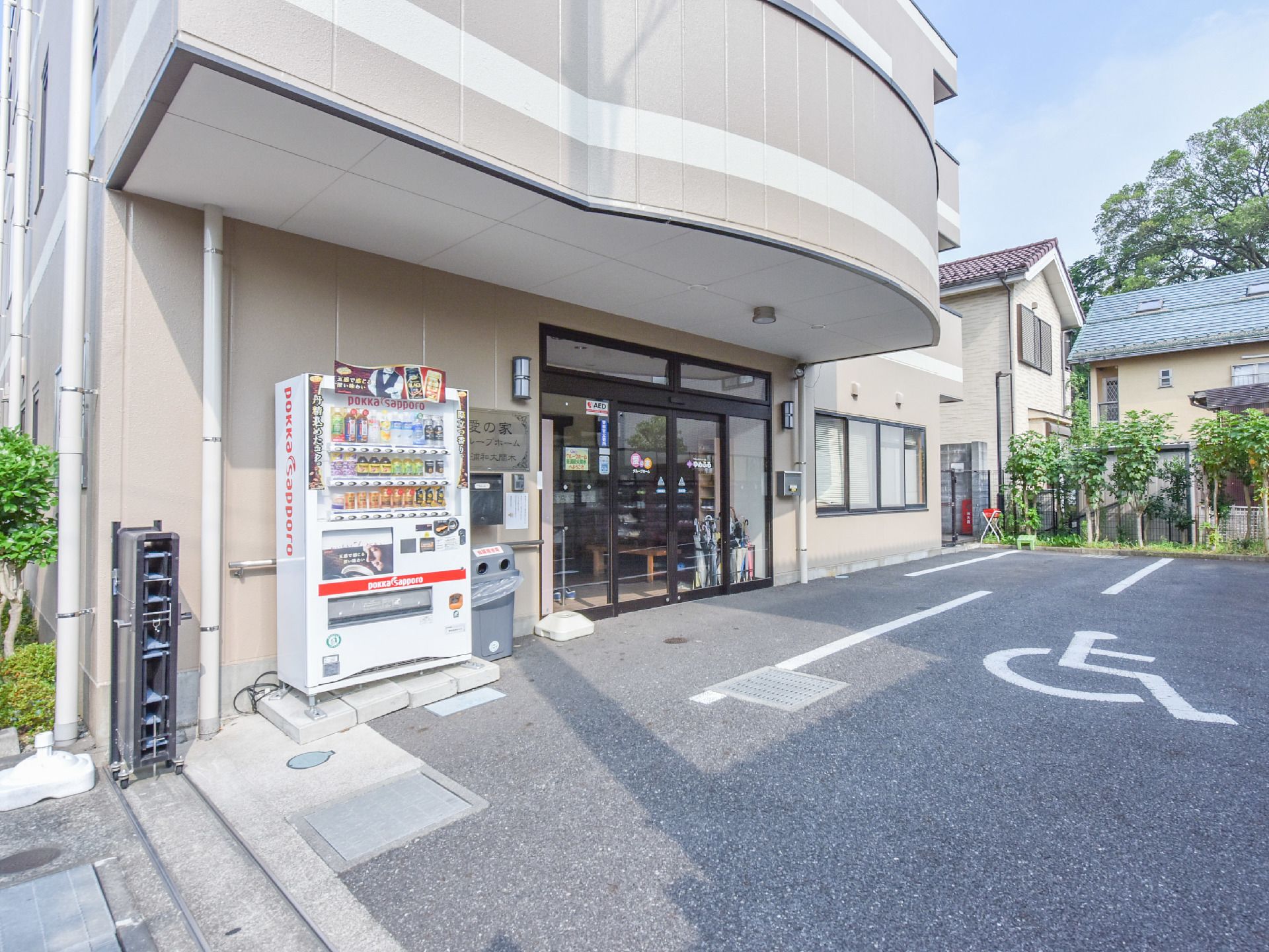 エントランスは大きな屋根が付いているため、雨の日などは自動ドアのすぐそばで同乗者を降ろし、濡れないようにすることも可能。