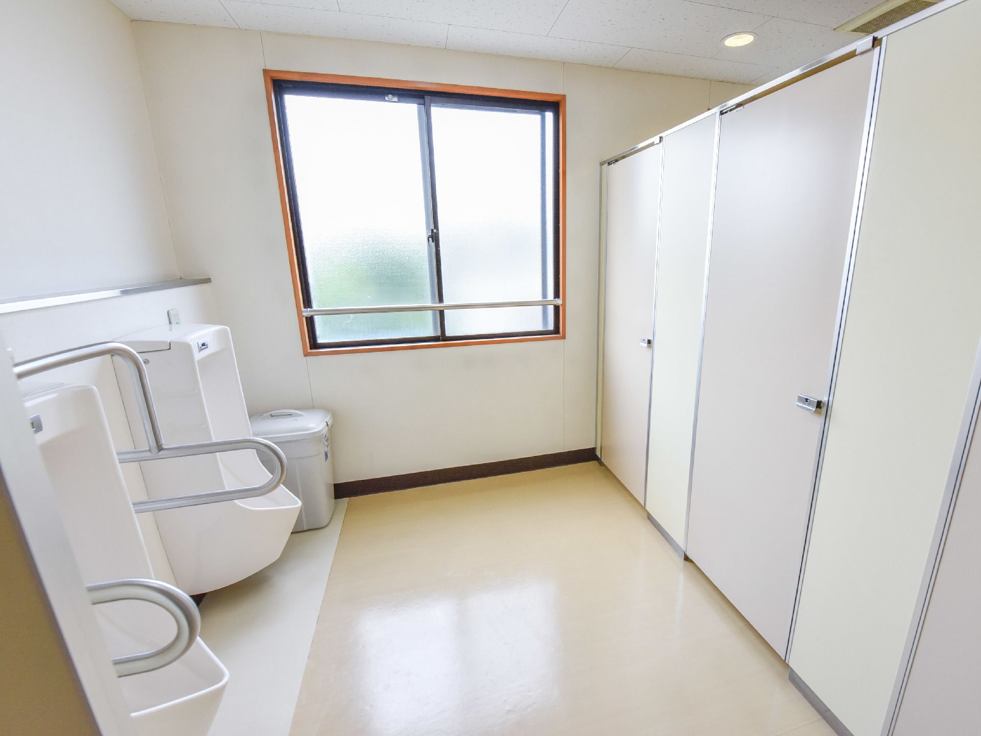 男性用トイレには壁掛けタイプと個室が数台用意されている。そのため混雑しづらく快適に用をたす事が可能。