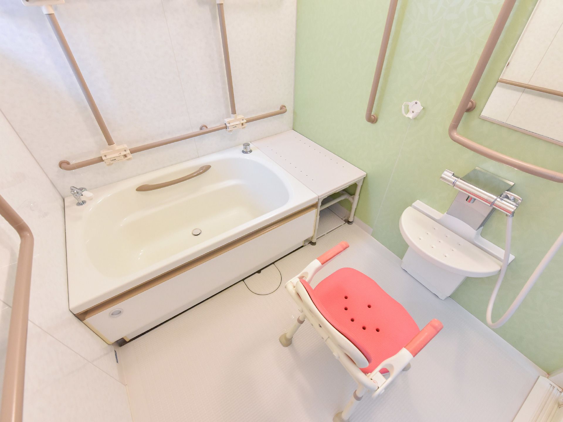 浴室にはシャワーと湯船が設置されている。浴室内のどこにいても手すりに手が届くよう、多くの手すりが設置されている。