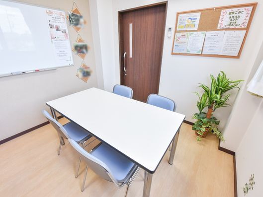 椅子と机のある部屋2