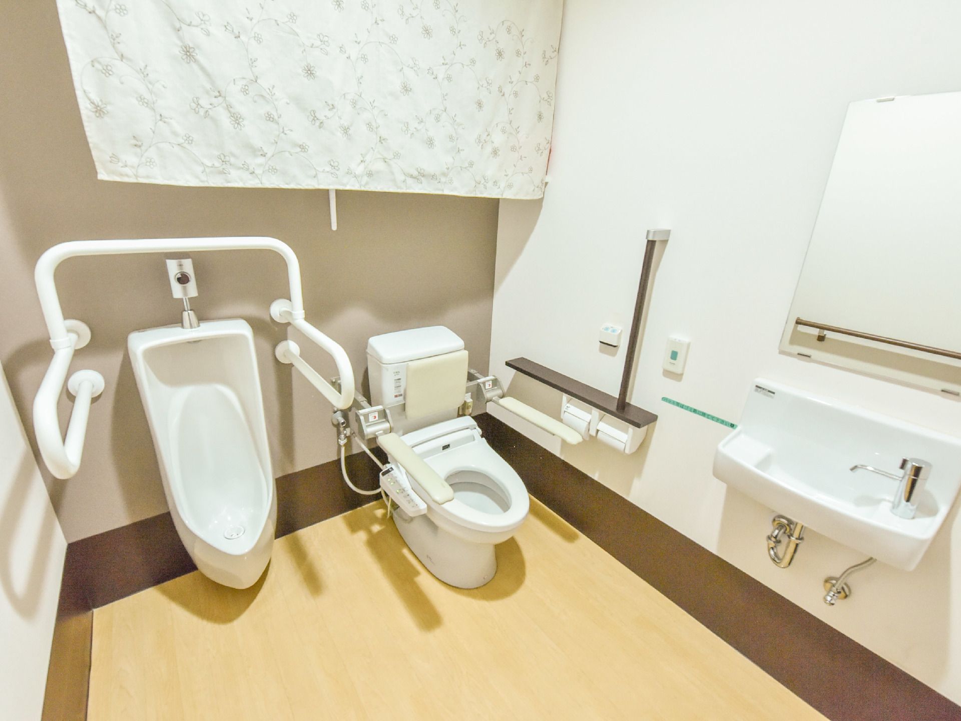 男性用と洋式の2種類の便器が設置されている。どちらにも手すりが備わっている。また個室内に手洗い場と鏡が付いている。