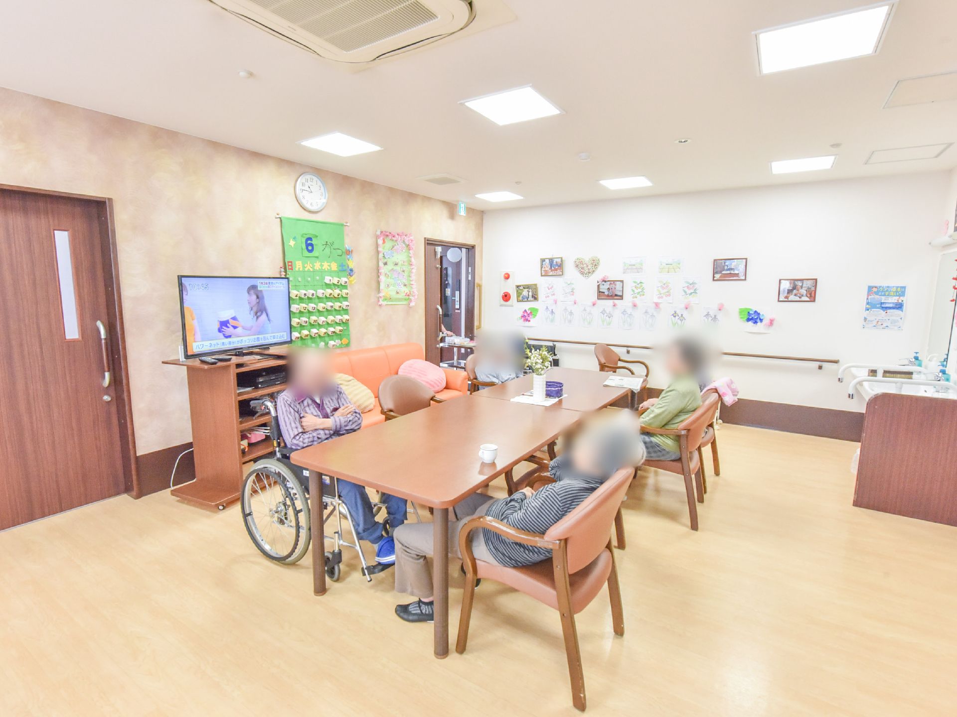 利用者がテレビを見たりお茶を飲んだり、思い思いに過ごせる場所である。手を洗う為の洗面台も備わっている。