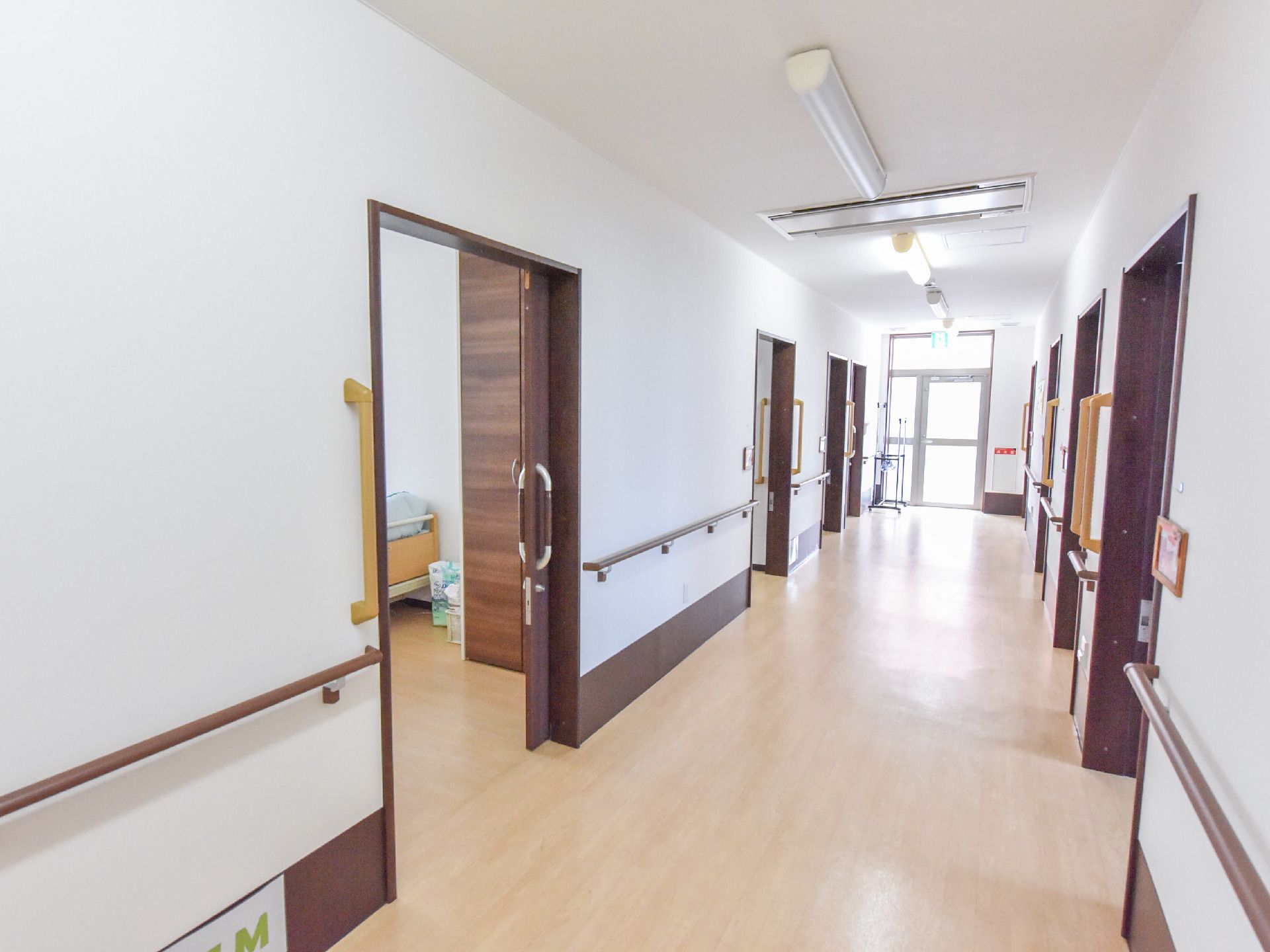 廊下と居室の入り口には段差がなく、フラットな床となっている。廊下の壁と居室入口の横に付けられた手すりがあるので、足腰の悪い方にも安心である。