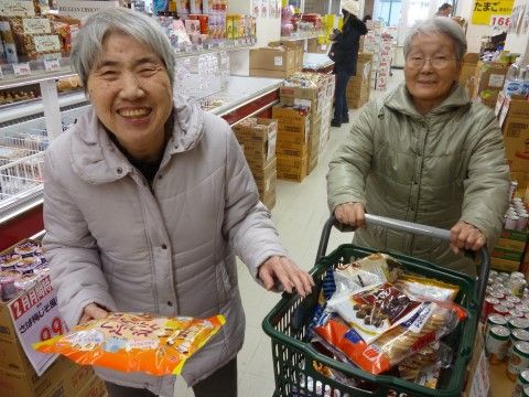 近隣にあるスーパーでいろいろお買い物を楽しむ入居者様