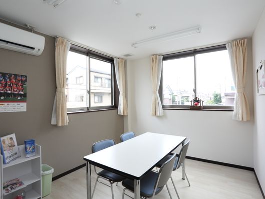 机と椅子のある部屋2