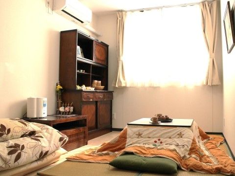 コタツと古道具の和風家具で和室感を演出した洋室ワンルーム