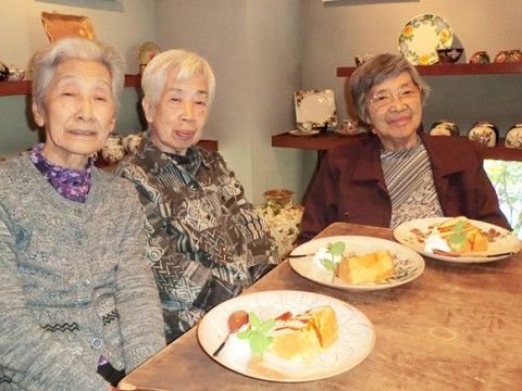 きれいに盛り付けられたフォンケーキを楽しむ３人のシニア女性