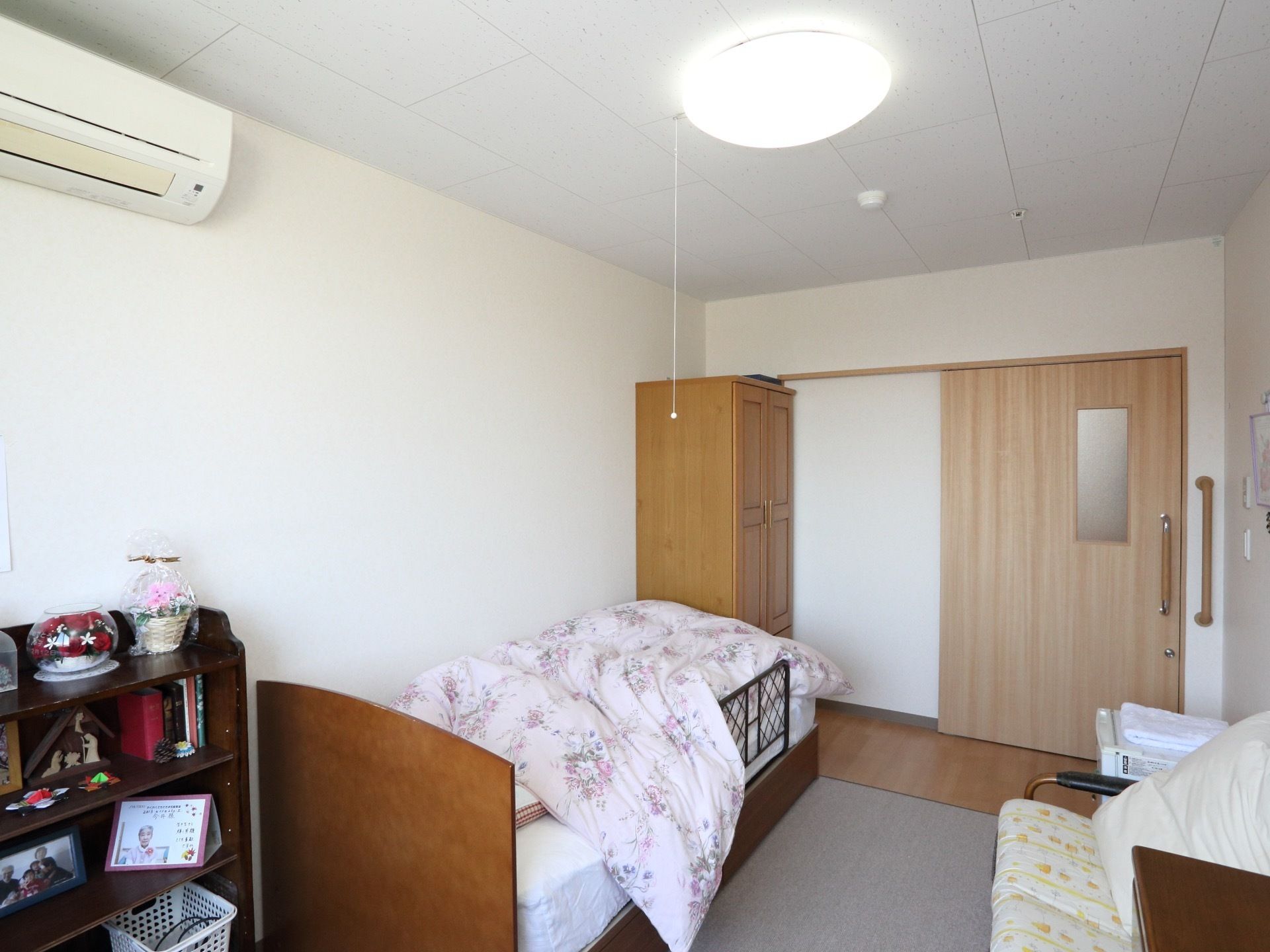 居室の出入口に使用している扉は、取っ手を握りやすい手すりタイプにし、車椅子を想定して間口を広くとり、容易に開閉できる横開きにしている。