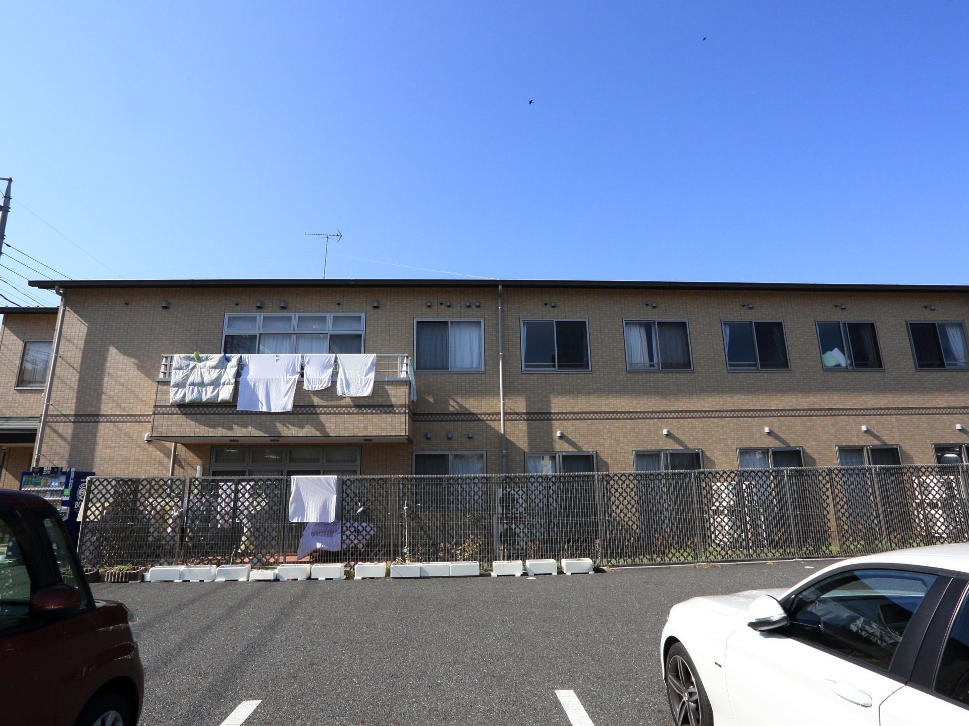 恵まれた自然の中にある当施設は、空気が澄み渡り見通しが良く、日光がさんさんと降り注ぐ環境に建っている。広い敷地には駐車場も完備。