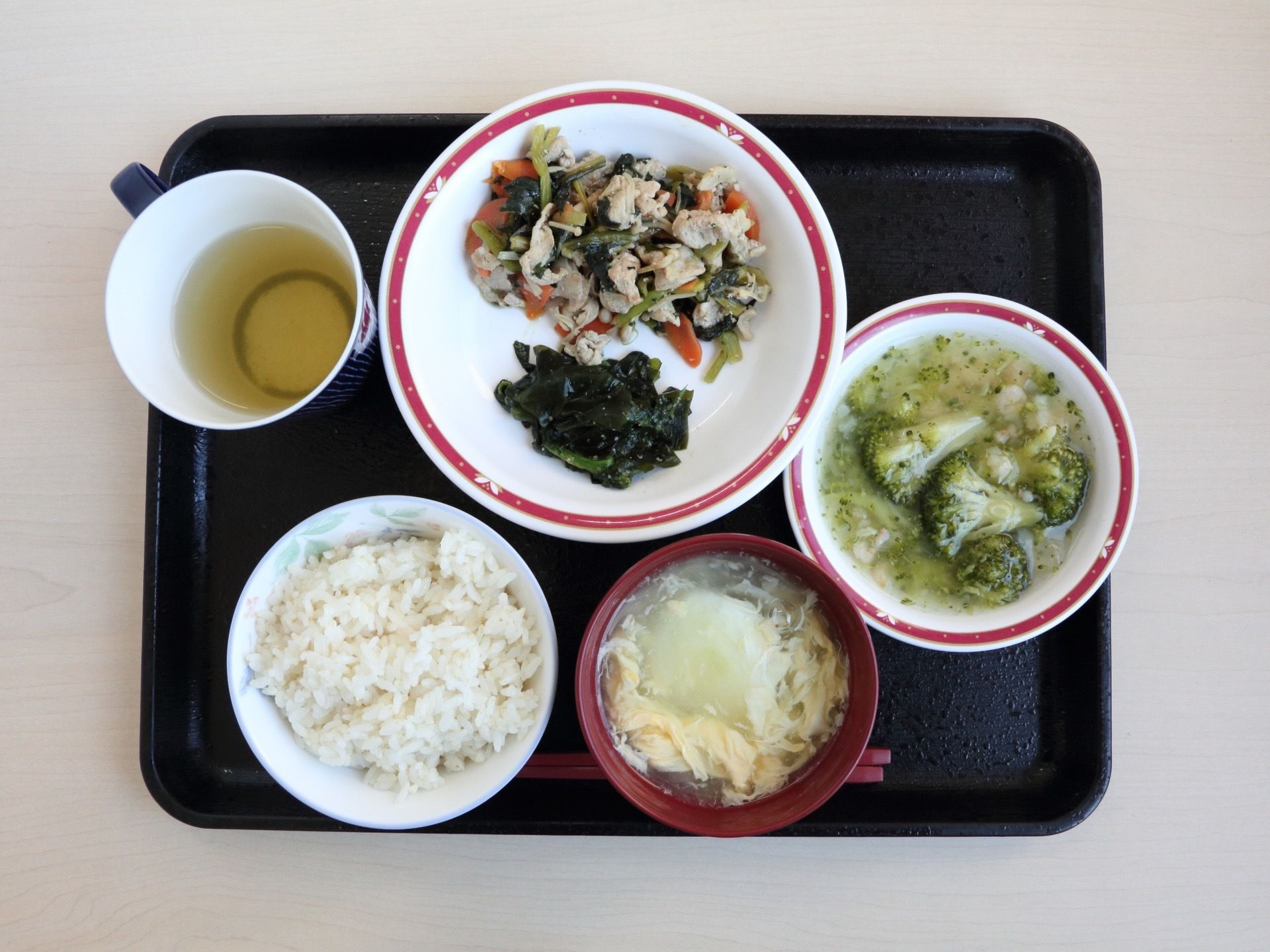 本日の食事メニューは、豚肉と野菜の炒め物とブロッコリーを使った料理、卵のお吸い物。入居者様のお好みに合わせ、体に優しい献立に心掛けている。