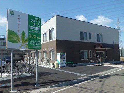 上半分ホワイトと下半分ブラウンのツートーンの四角い建物