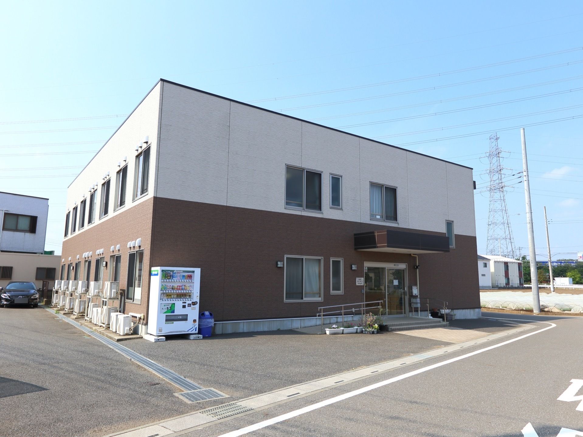 施設は箱型の建物となっている。駐車場があるのでとても便利に利用できる。入口付近に自動販売機が置かれている。