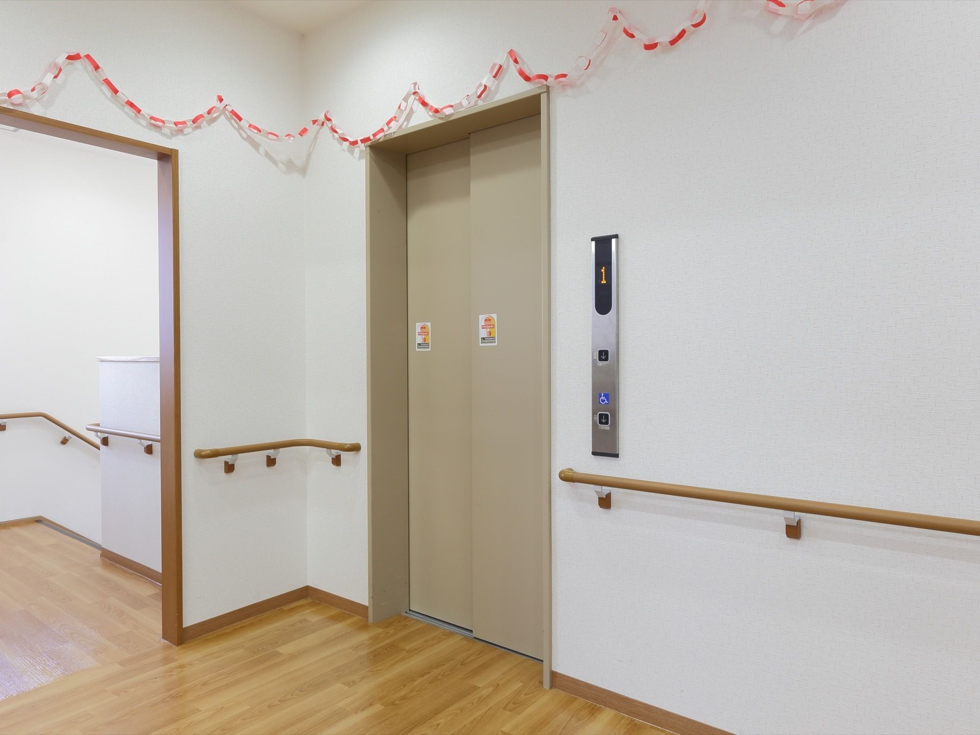 施設にはエレベーターがある。段差のない床となっているので安全です。壁には手作りの飾りがたくさん付けられている。
