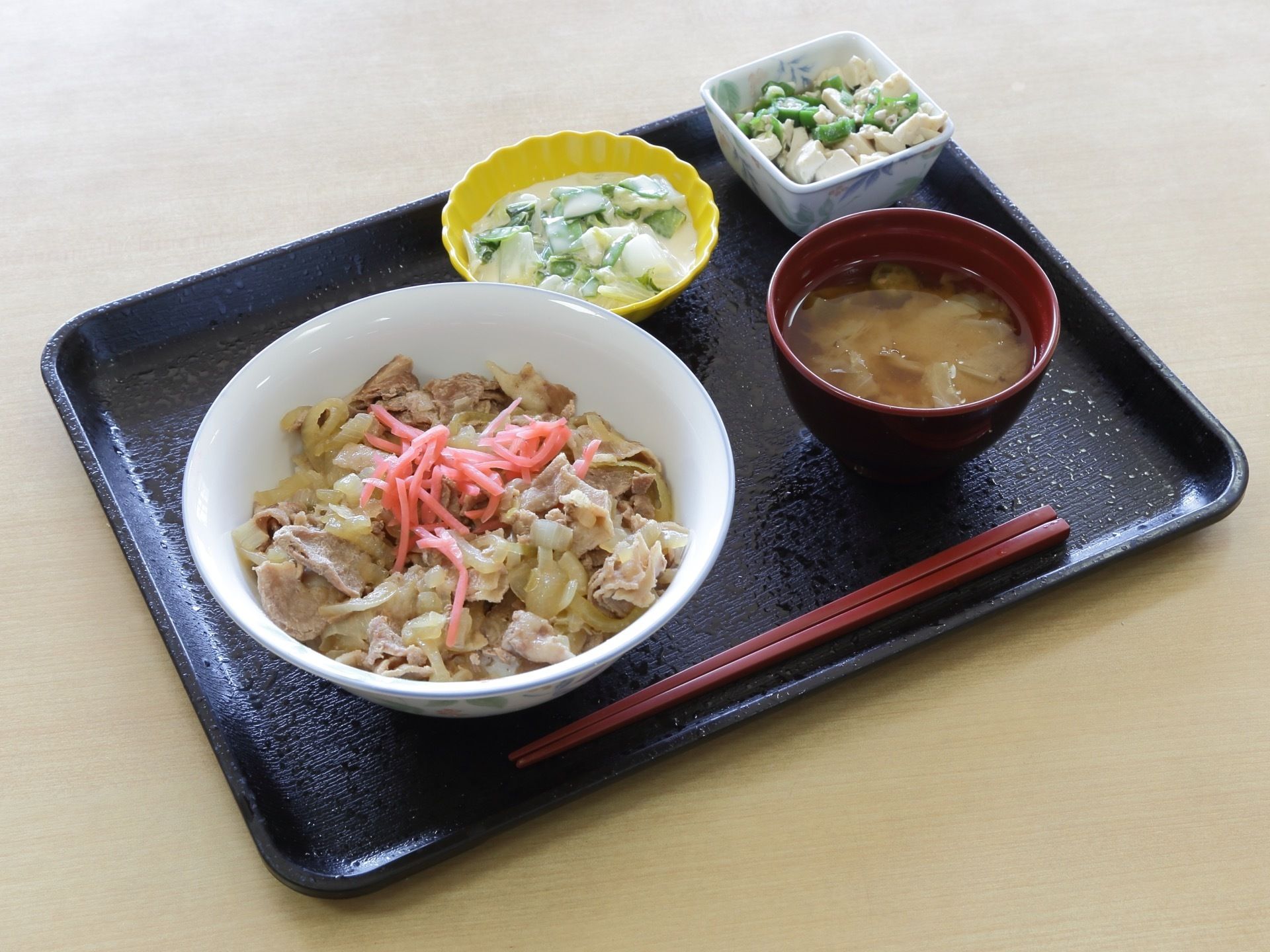 食べごたえのある食事である。お肉、野菜をたくさん使ったメニューとなっている。栄養バランスを考えられている。