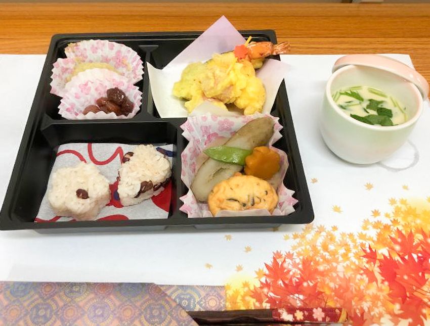 天ぷらと野菜の煮物、茶碗蒸しがセットになった和食