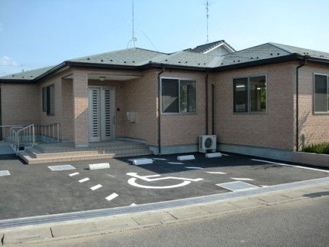 入り口の目の前に車椅子用の駐車場を備えた平屋の建物