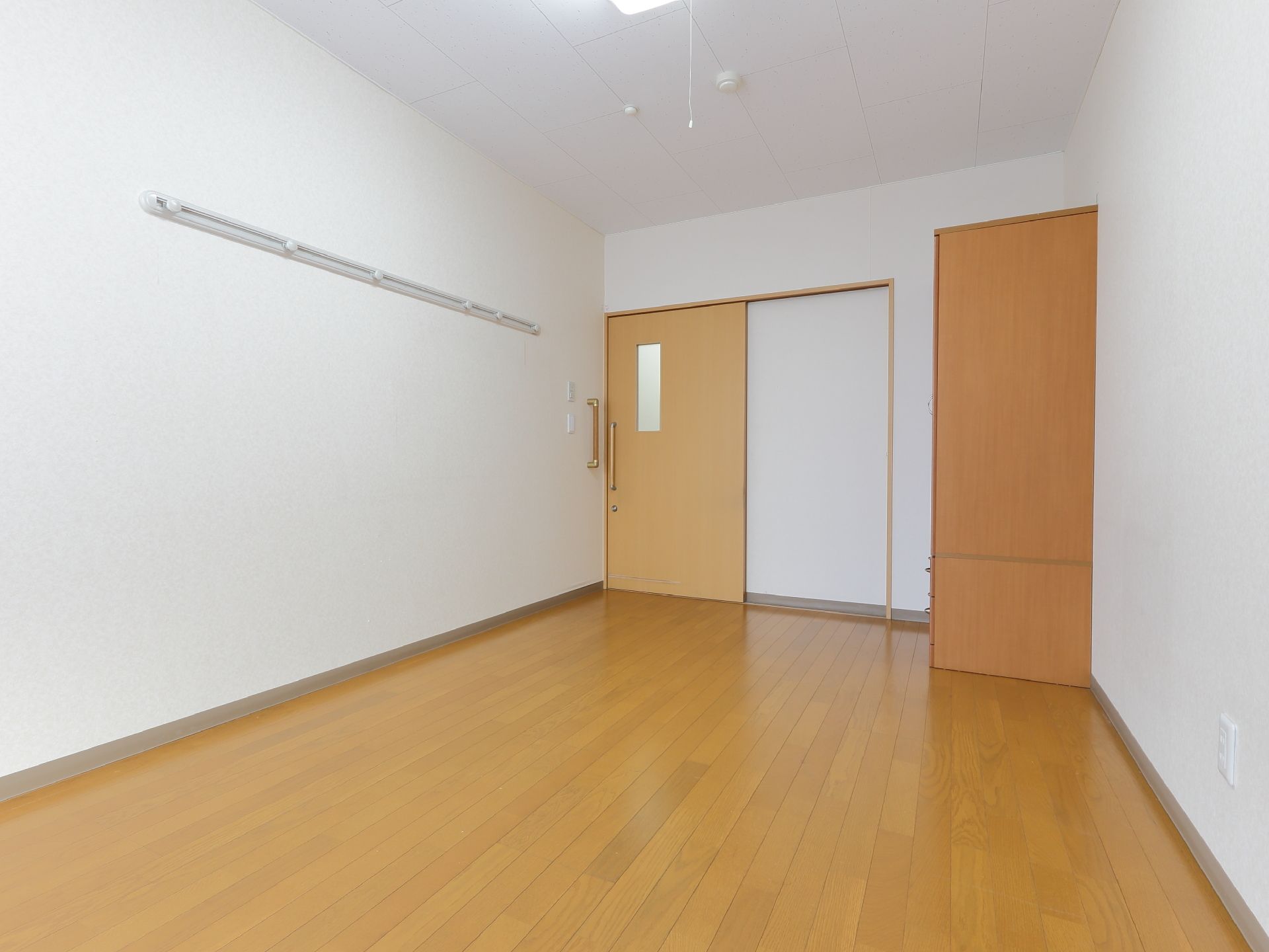 居室の床は段差のないバリアフリーとなっている。またドアは開け閉めしやすい、引き戸のタイプを採用している。