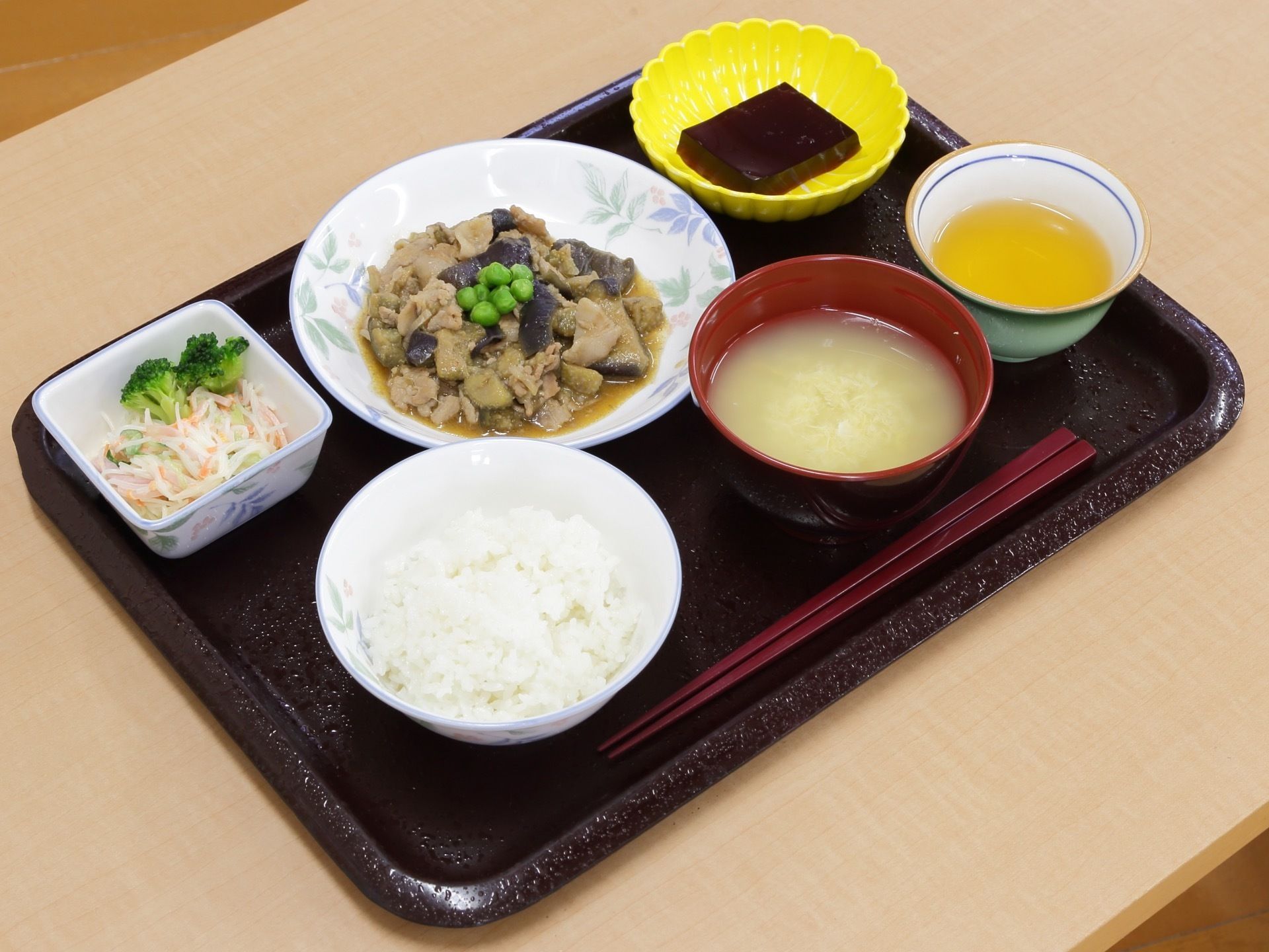 グループホームで提供されている食事は、栄養豊富はもちろんのこと、見た目も華やかに盛り付けられている。