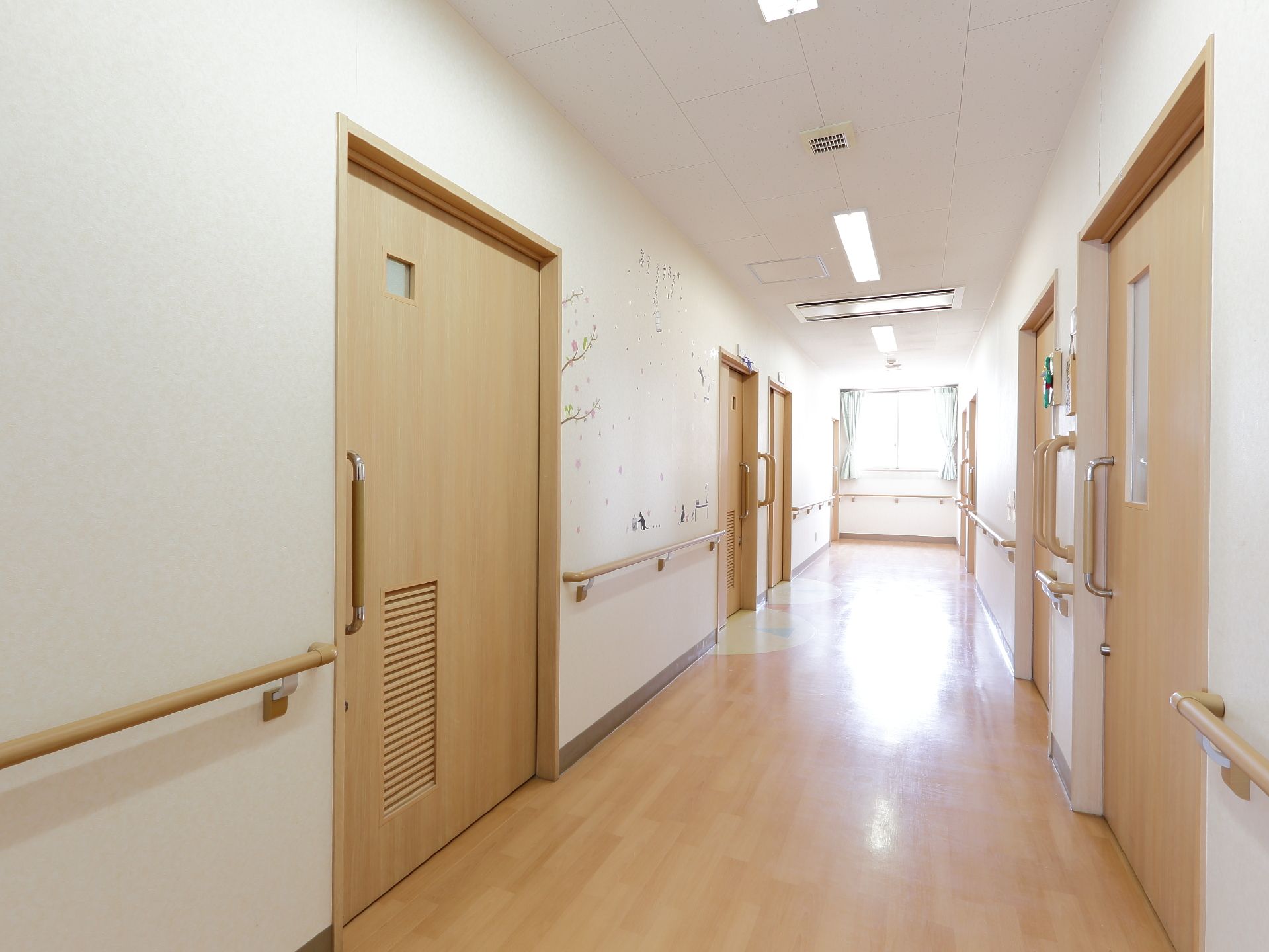 廊下は広くとられている。別室へと入る扉がいくつかある。扉はすべてスライド式のドアとなっている。ドアは幅が広い。