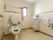 男性用トイレと洋式トイレが設けられている。壁面にはバリアフリーの手すりがつけられている。洗面台がある。