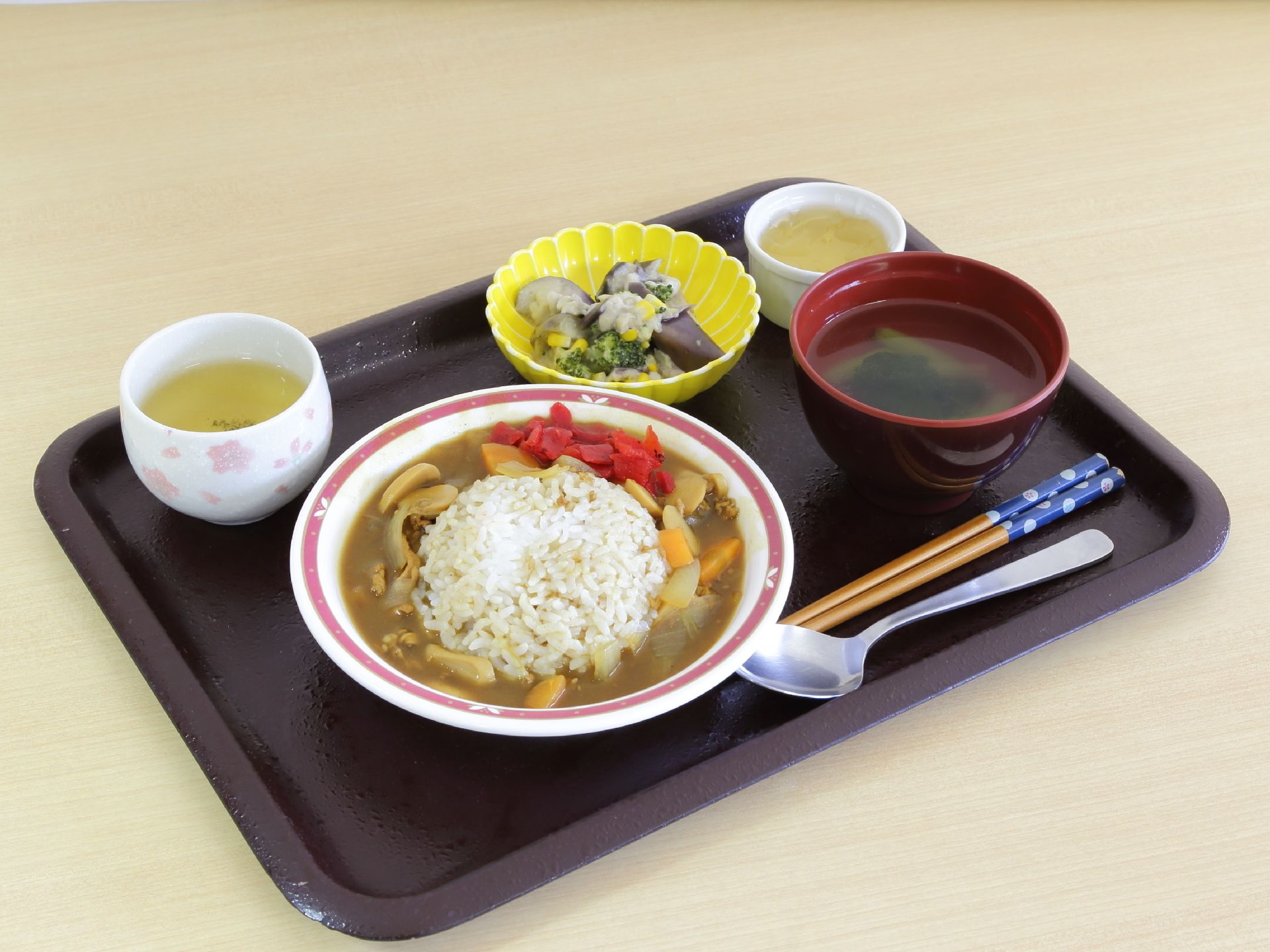 バランスの考えられた食事が用意されている。ポピュラーな食事であり、野菜や温かい汁物と栄養が考えられている。