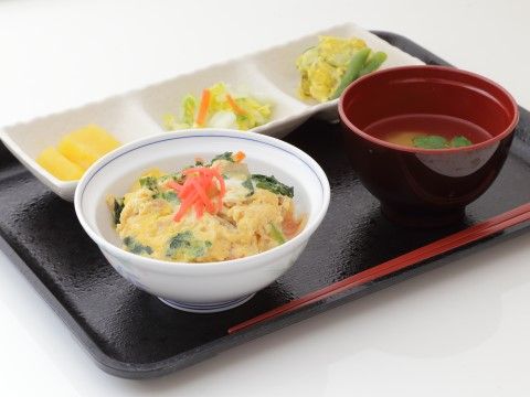 「愛の家グループホーム 春日部一ノ割」の食事。専門の栄養士が考える献立は栄養バランスがいい。