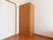 一人用の部屋には収納家具が設けられている。上部が開き扉で、下部が引き出しになっているクローゼットである。