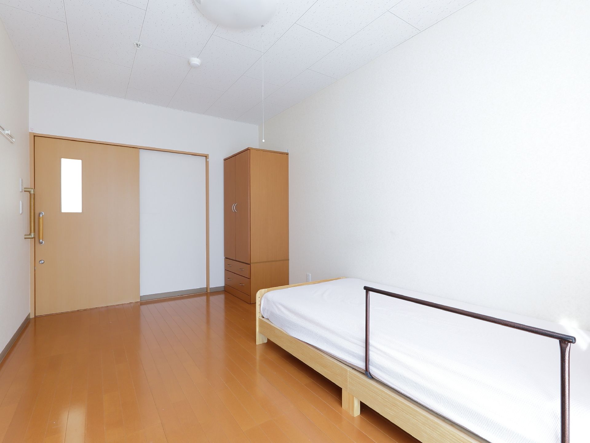 シングルベッドが設けられている個室となっている。扉はスライド式となっている。ベッドには手すりのようなパイプがついている。