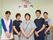 施設名が掛かった壁の前で微笑む女性4名、男性1名のスタッフの皆さん。ご入居様の日々の生活を心を込めてサポートしてくれる。