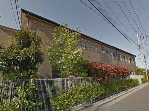 ホームの周りには、白いフェンスを張っている。木々を植えることで、室内が見えにくくなるよう目隠しを作っている。