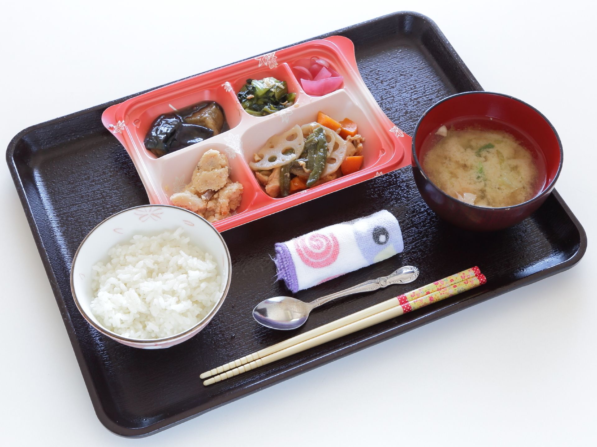 野菜がたっぷりと入った健康的なお食事メニュー。温かいお味噌汁が付いているのも嬉しい。素材の大きさや柔らかさにもこだわっている。