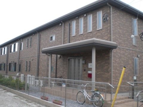 「愛の家グループホーム 越谷相模」の外観。マンションのような佇まいの施設。