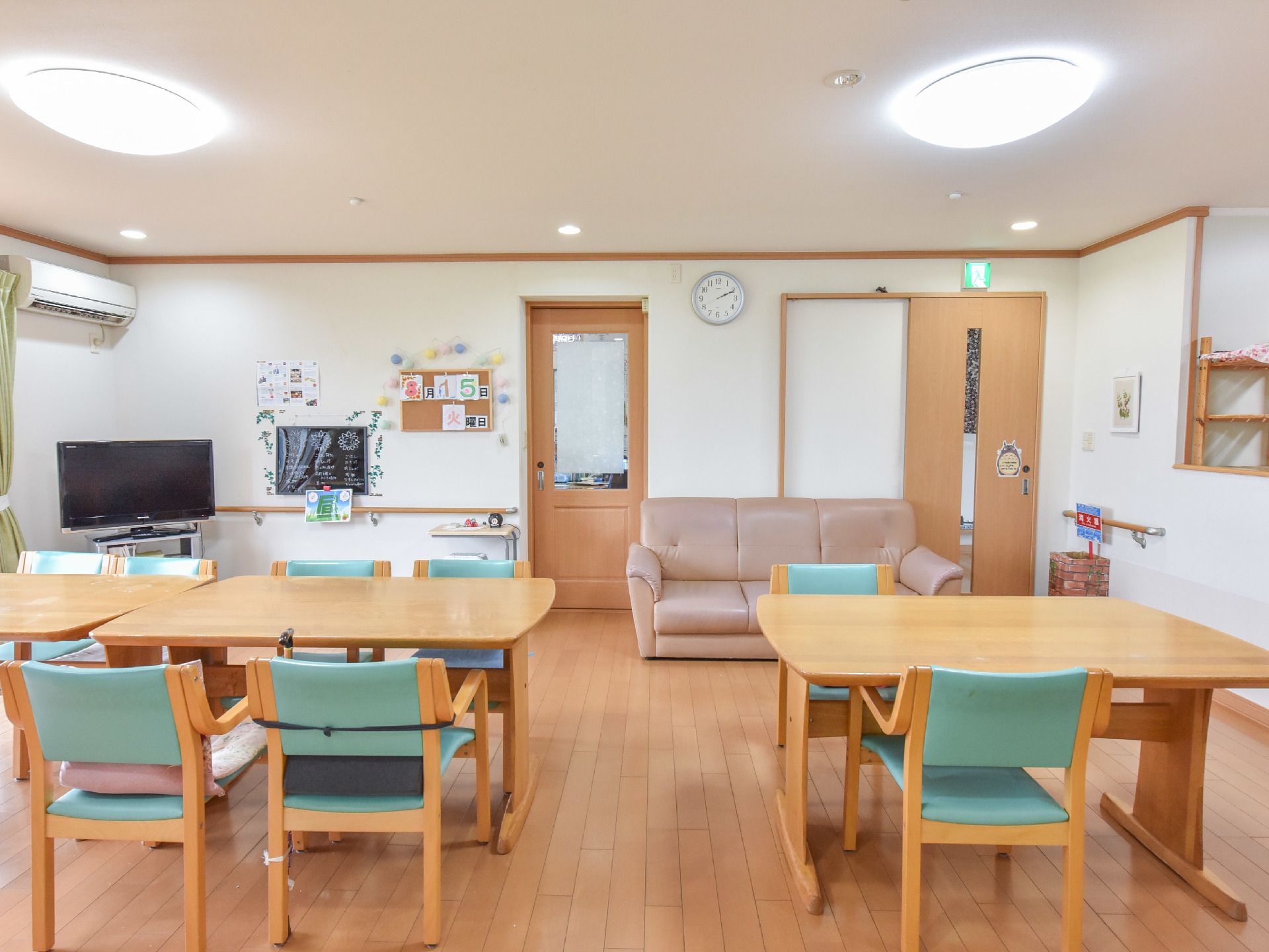 自然光に加え、照明も二つ付いて明るく作業しやすい。フローリングや扉の木目、白い壁紙が、自宅の居間のような雰囲気を醸し出す。