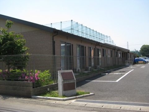 鉄骨造平屋建ての施設である。駐車スペースが建物前に設けられており、敷地の出入り口には看板が設置されている。