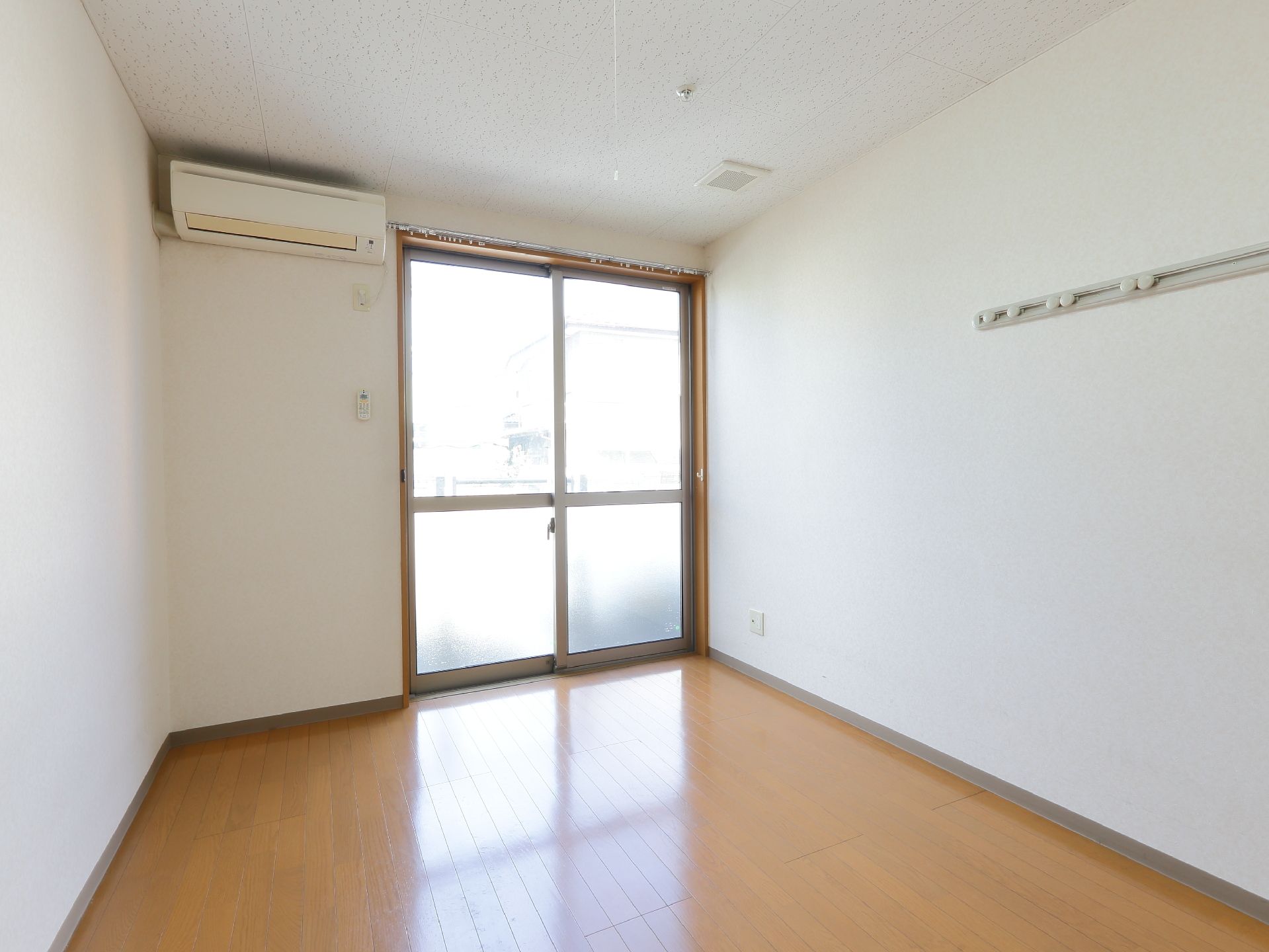 居室にはエアコンが備わっているので、空調を調節できる。また換気口も設けられている。部屋から外に出られるのも嬉しいポイントである。