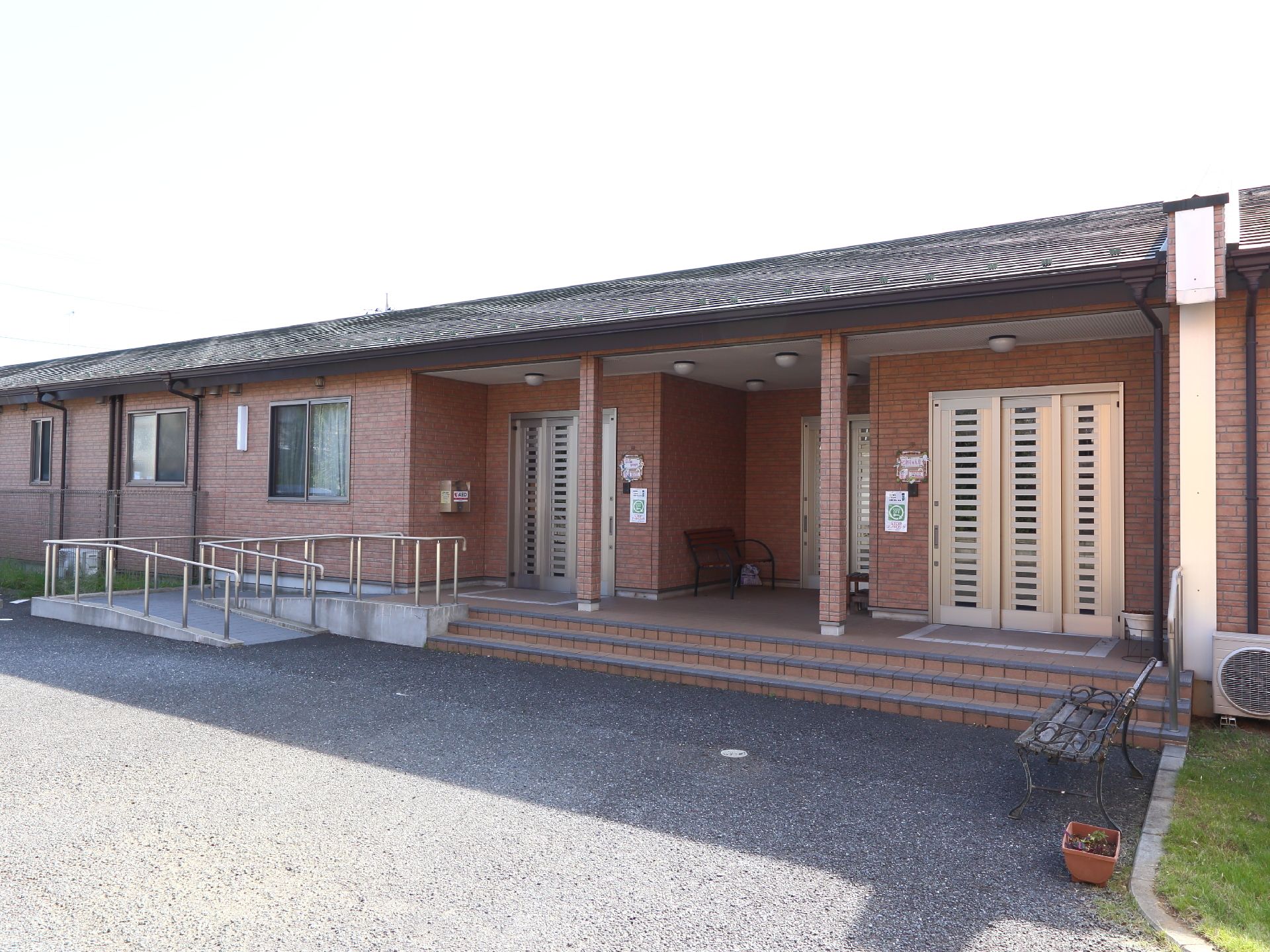 玄関前には緩やかなスロープと手すりが備わっているので、歩行困難な方や車椅子の方にも楽に移動して頂くことができる。