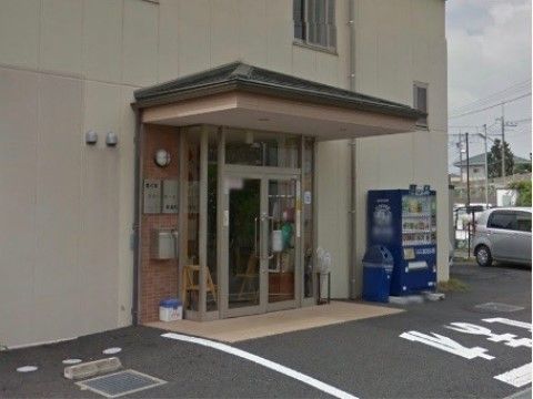 エントランスには、明け放つことができるガラス扉がある。扉の前には屋根があり、傘立ても屋根の下に置いている。
