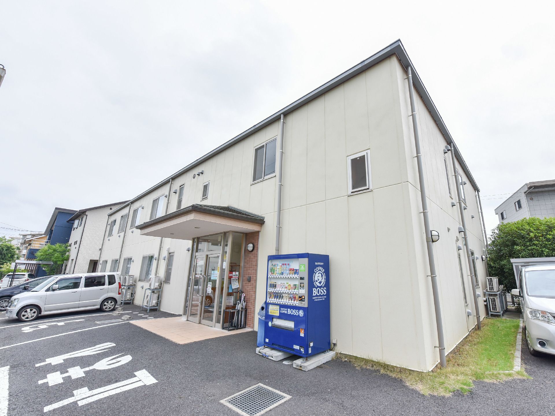 施設の左側と右側が駐車場になっている。玄関から出てすぐには施設内の道路に止まれの文字が書かれている。