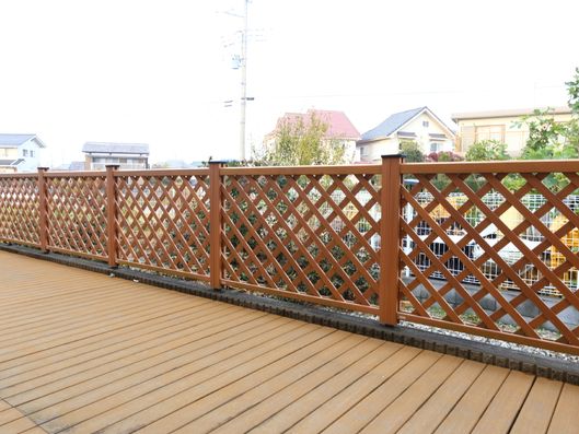 木製仕様のテラス