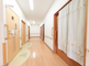 明るい廊下のある介護施設内部