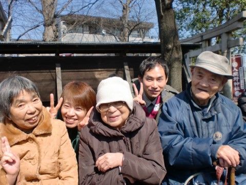 シニア３人とその間から顔をのぞかせるヘルパー2人の記念写真