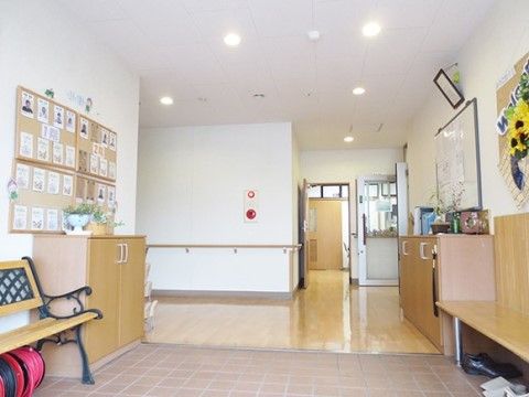 玄関で靴を履き替えて、室内へと入る。靴を入れる扉付きの棚が２つあり、どちらも上部に鉢などを飾っている。