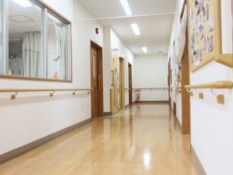 廊下の角には消火器を設置して防火対策を取っている。廊下の両サイドに部屋のドアがあり、取っ手が飛び出しているのが見える。