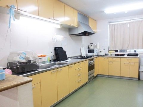 調理器具が揃った広いキッチンを備えている。コンロの下にはオーブンが付いており、トレーが３枚調理台にのっている。