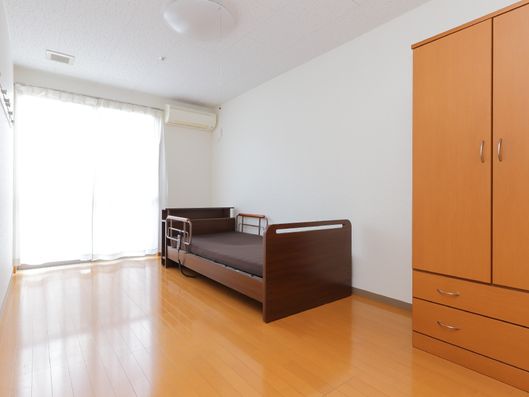 明るく温かい雰囲気の居室