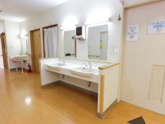 明るく清潔感溢れる洗面台スペース