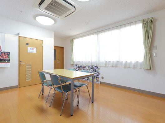 明るく広々とした一室