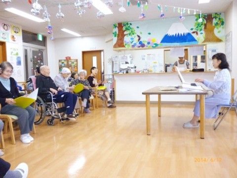 「愛の家グループホーム 越谷」のリビング。各種イベントを実施している。