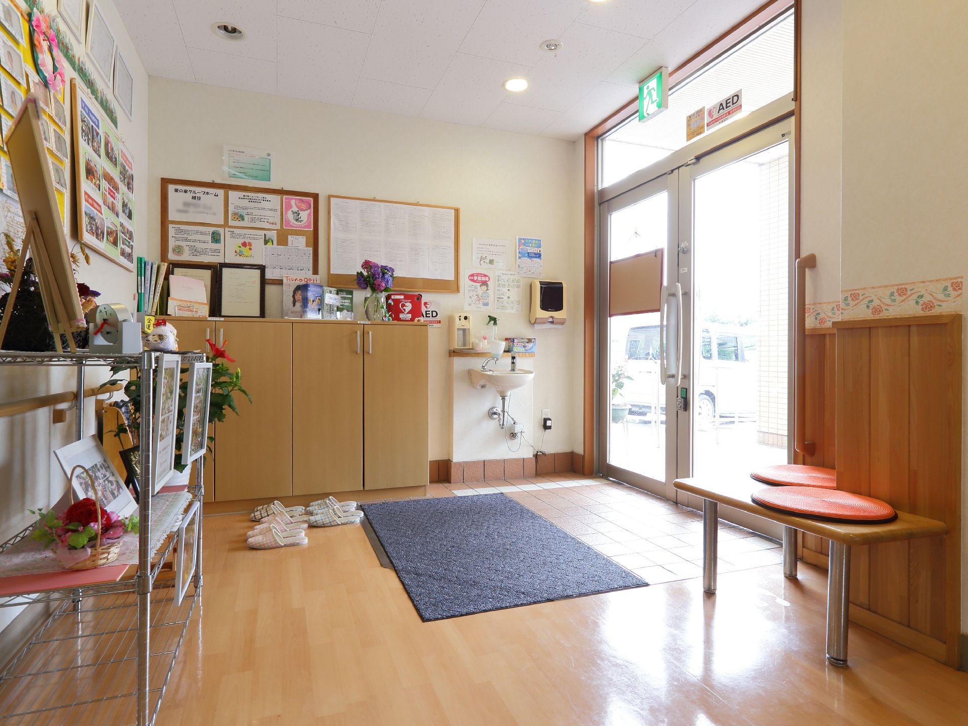 玄関ホールは段差がなく、小さなマットが敷かれている。入ってすぐ右に洗面台が付いている。また椅子に座って靴を履き替えることができる。